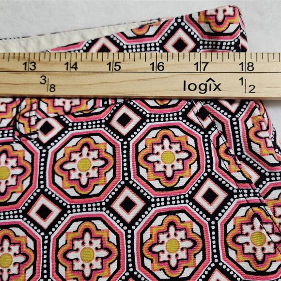 Crown & Ivy Shorts Size 14 Stretchy Button/Zip Fly Pockets Geometric Dressy - Picture 3 of 11